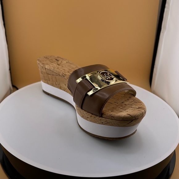 Michael Kors Women's Warren Platform Sandals. Open Toe, Leather - Picture 13 of 15